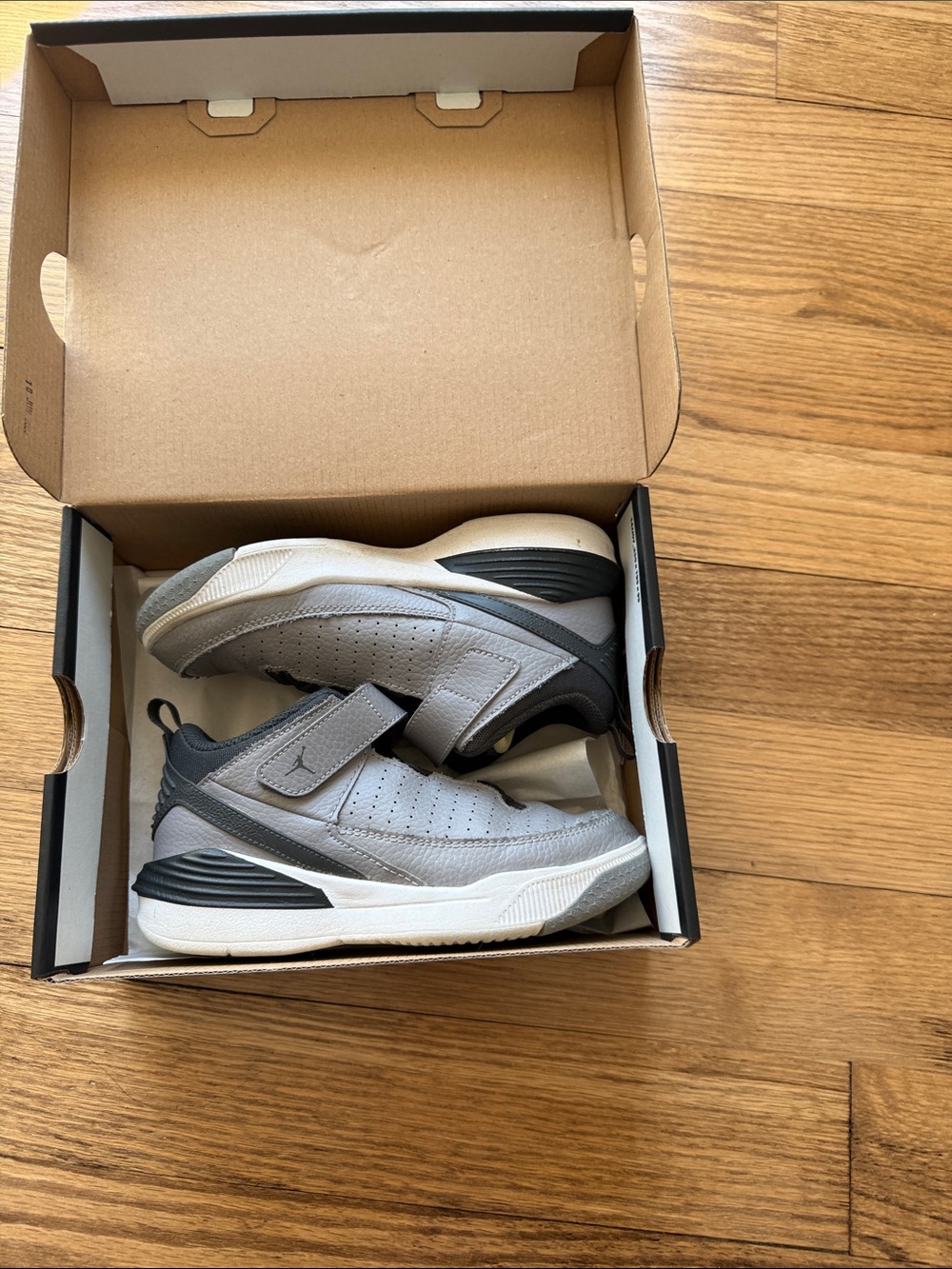 Boys Jordan Max Aura 5 sneakers. Size 1y (with box) - Picture 3 of 7